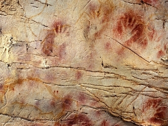 По словам ученых, возраст рисунков рук составляет 37 тысяч лет, а округлых пятен или «дисков» чуть ниже 40,8 тысяч лет.